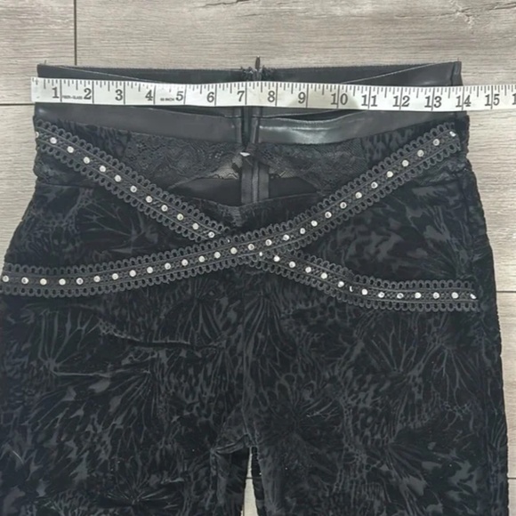 OUTCAST black zip up boot cut leggings with criss cross belted waist size medium - Picture 5 of 9